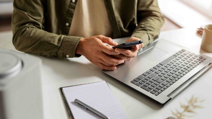 hombre-de-alto-angulo-con-telefono-inteligente