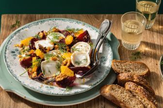 Geroosterde bietensalade met geitenkaas en romige dressing - 3840x2160px